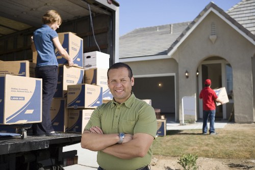 Small moving team handling access challenges in a French neighbourhood